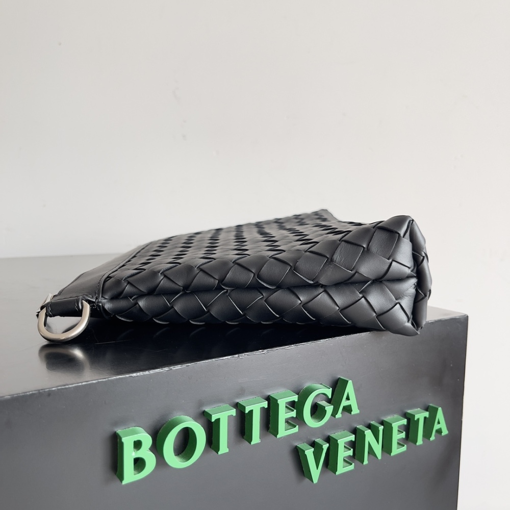 BottegaVeneta's Ploughman's Clutch Turns Into a Stylish Mouth Texture in Seconds!
