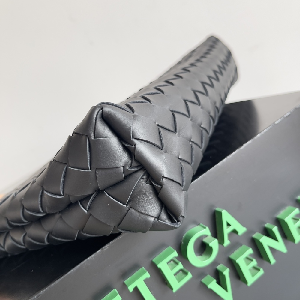 BottegaVeneta's Ploughman's Clutch Turns Into a Stylish Mouth Texture in Seconds!