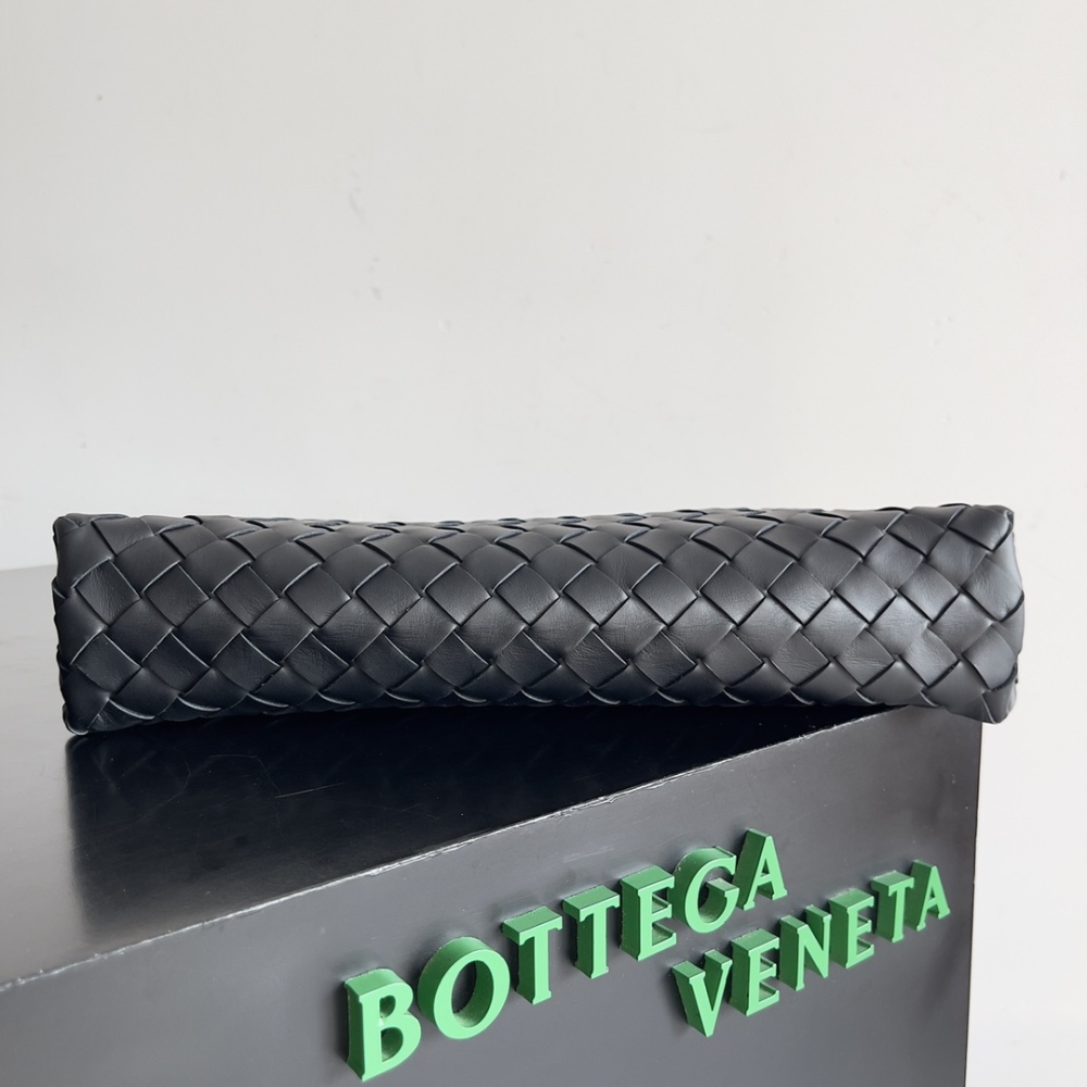BottegaVeneta's Ploughman's Clutch Turns Into a Stylish Mouth Texture in Seconds!