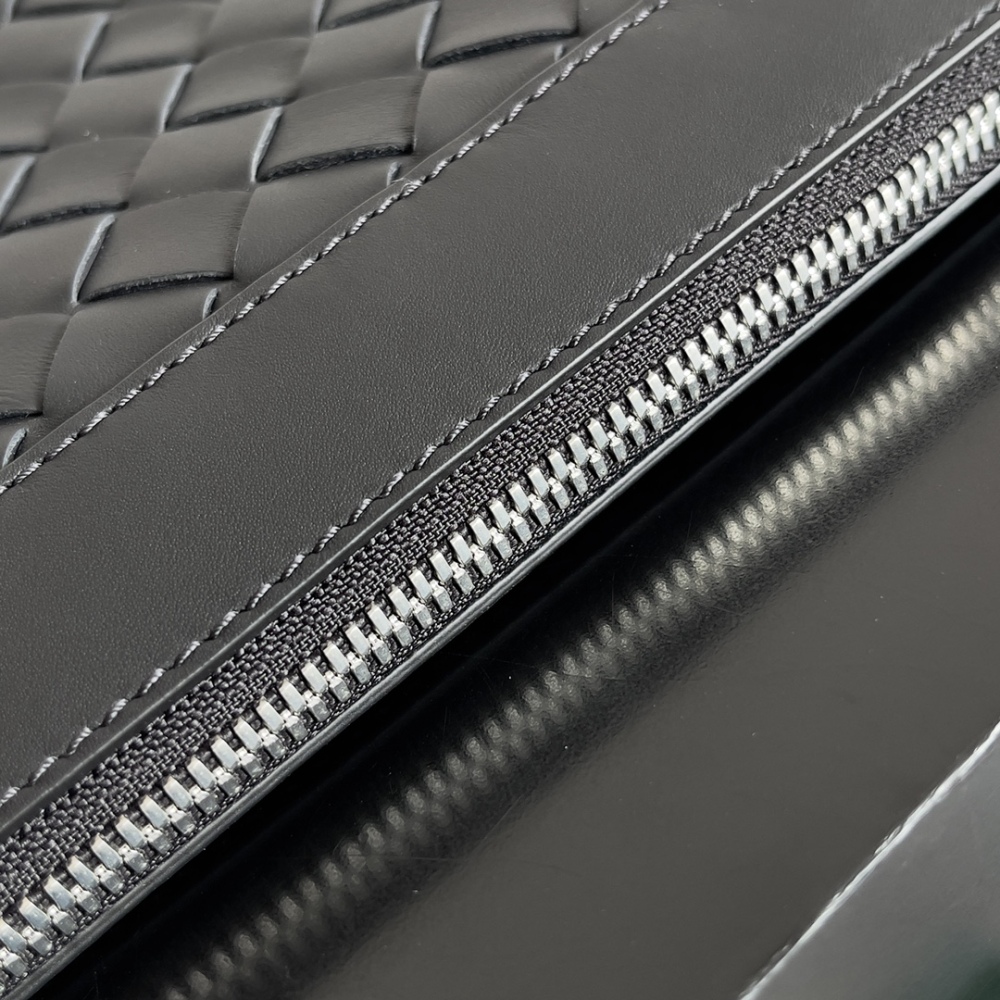 BottegaVeneta's Ploughman's Clutch Turns Into a Stylish Mouth Texture in Seconds!