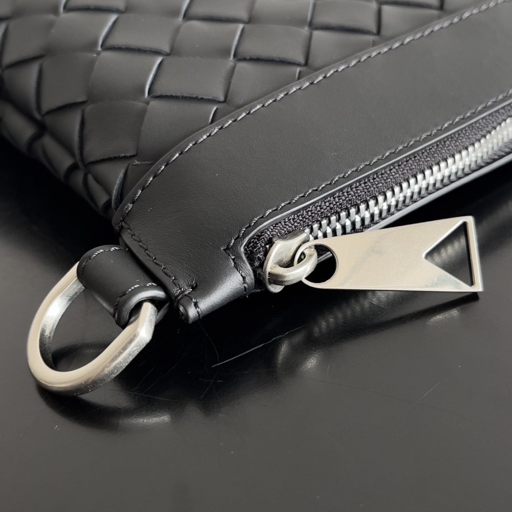 BottegaVeneta's Ploughman's Clutch Turns Into a Stylish Mouth Texture in Seconds!