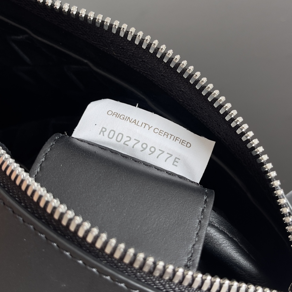 BottegaVeneta's Ploughman's Clutch Turns Into a Stylish Mouth Texture in Seconds!