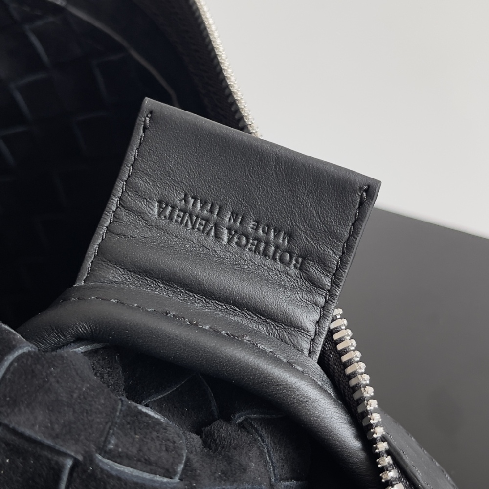 BottegaVeneta's Ploughman's Clutch Turns Into a Stylish Mouth Texture in Seconds!
