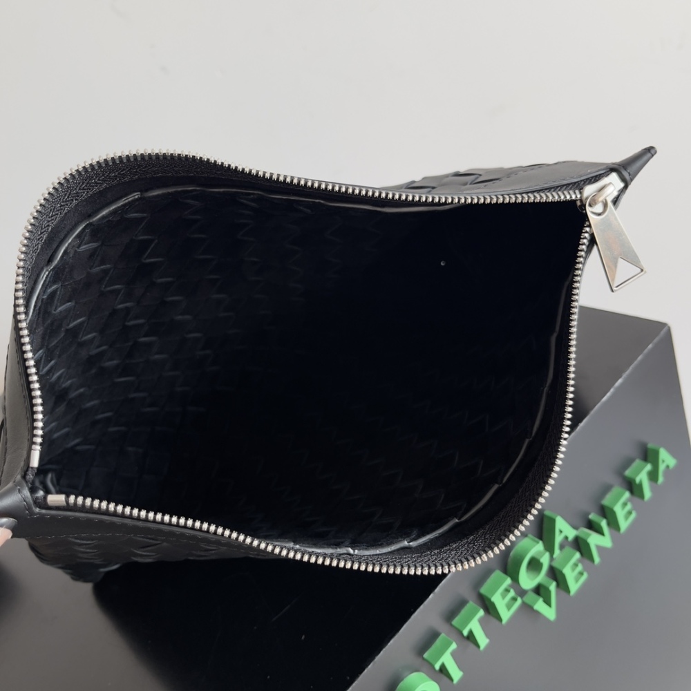 BottegaVeneta's Ploughman's Clutch Turns Into a Stylish Mouth Texture in Seconds!