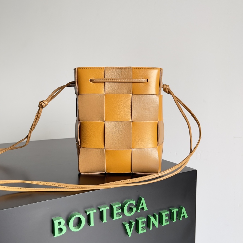 bottega veneta - hand woven large bucket bag