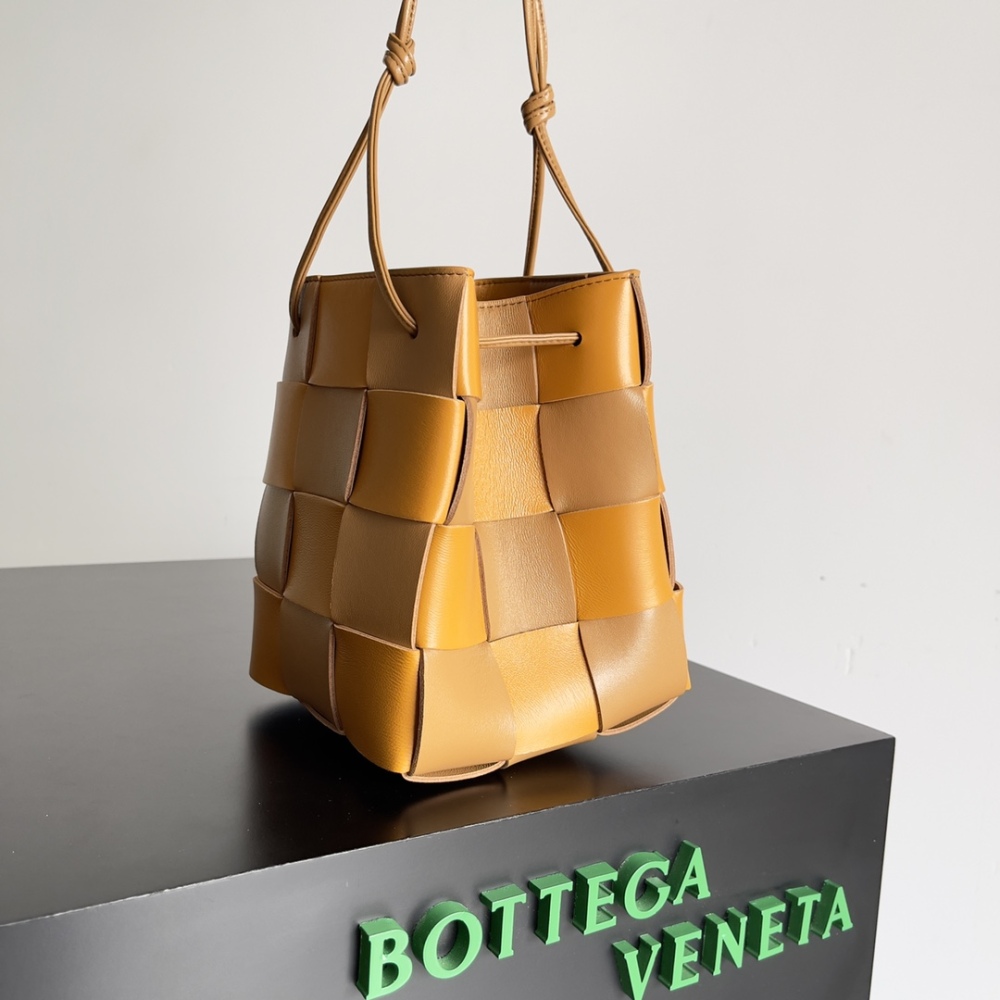bottega veneta - hand woven large bucket bag