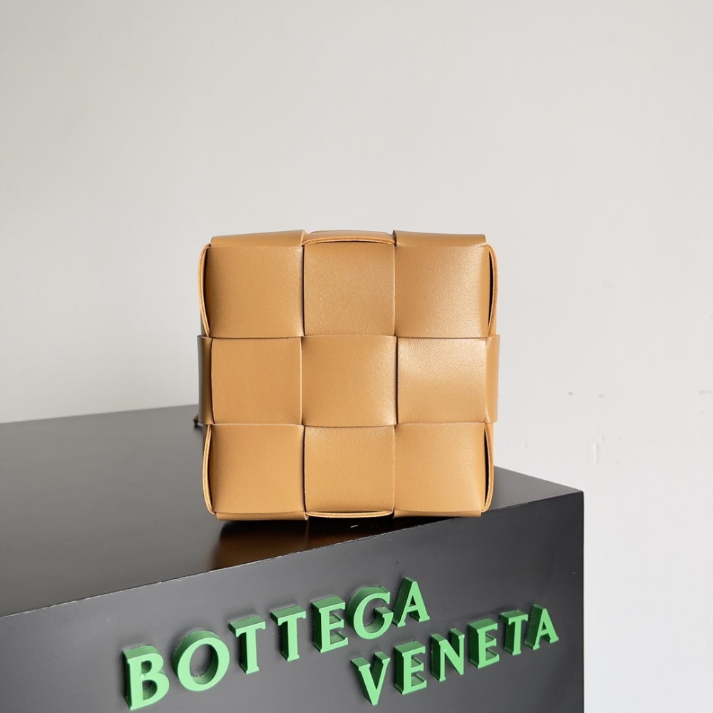 bottega veneta - hand woven large bucket bag