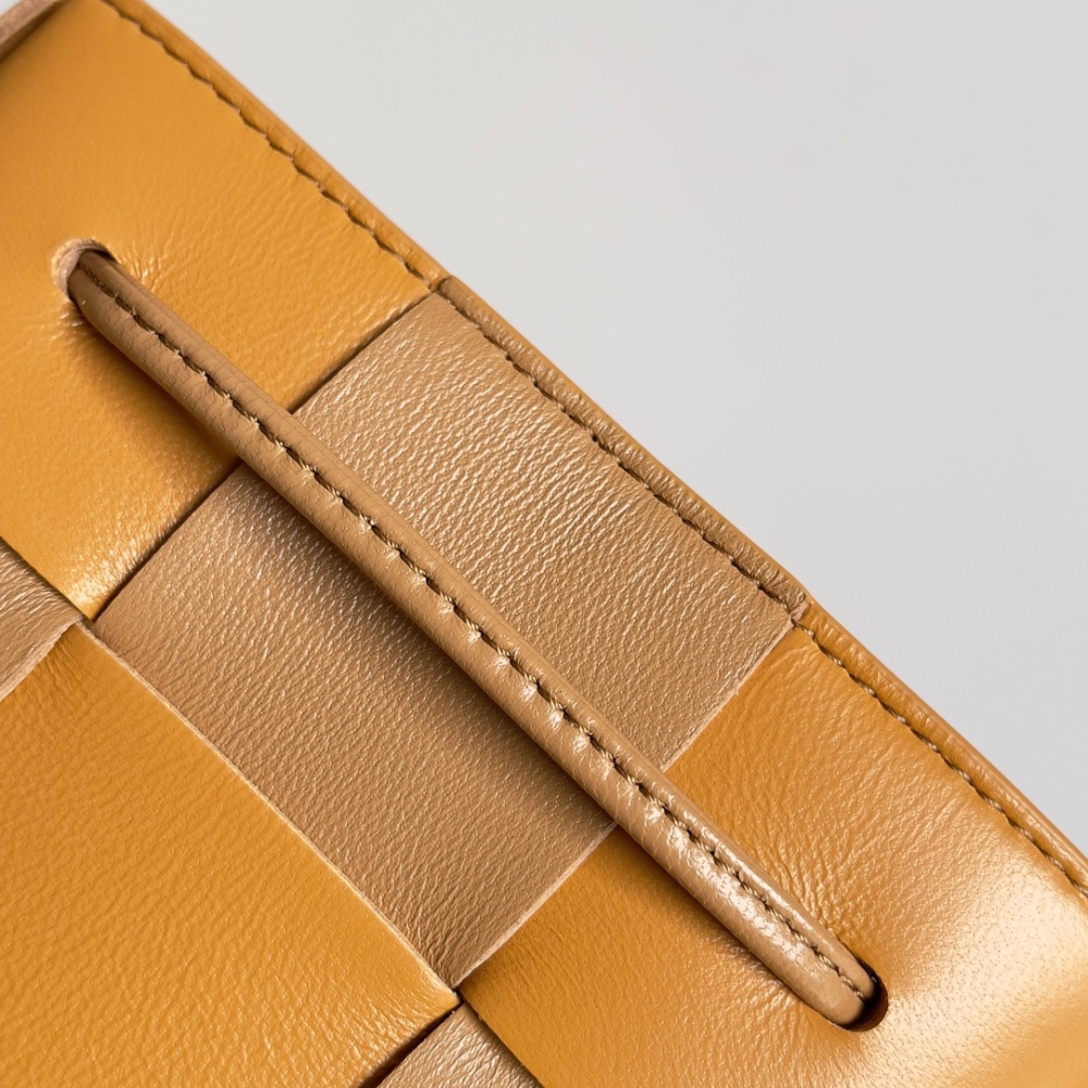 bottega veneta - hand woven large bucket bag