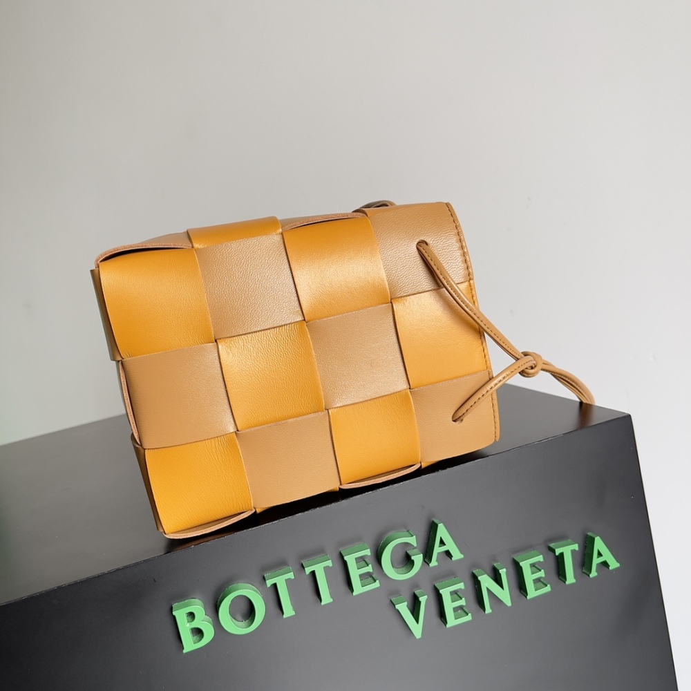 bottega veneta - hand woven large bucket bag