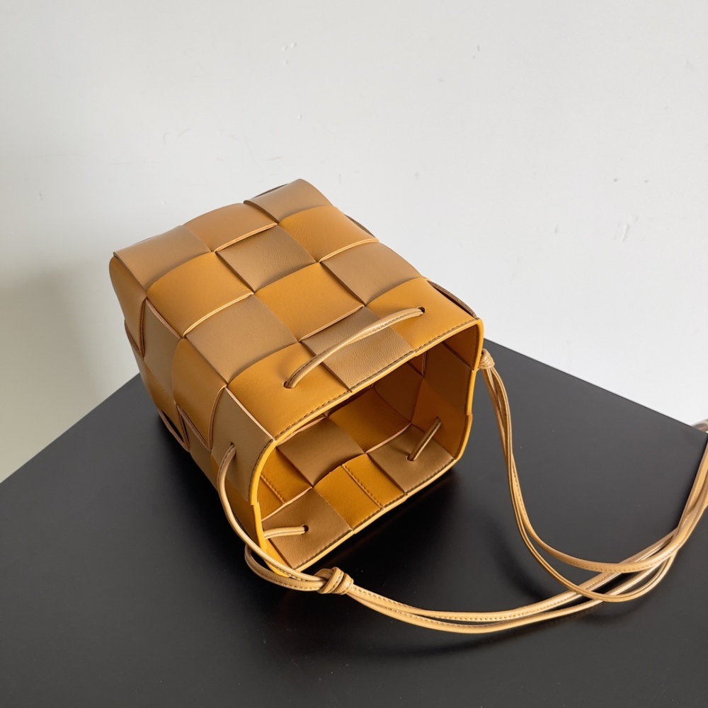 bottega veneta - hand woven large bucket bag