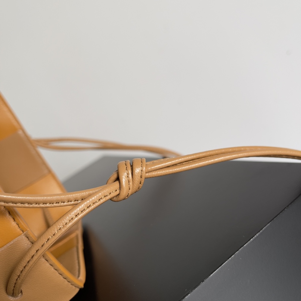 bottega veneta - hand woven large bucket bag