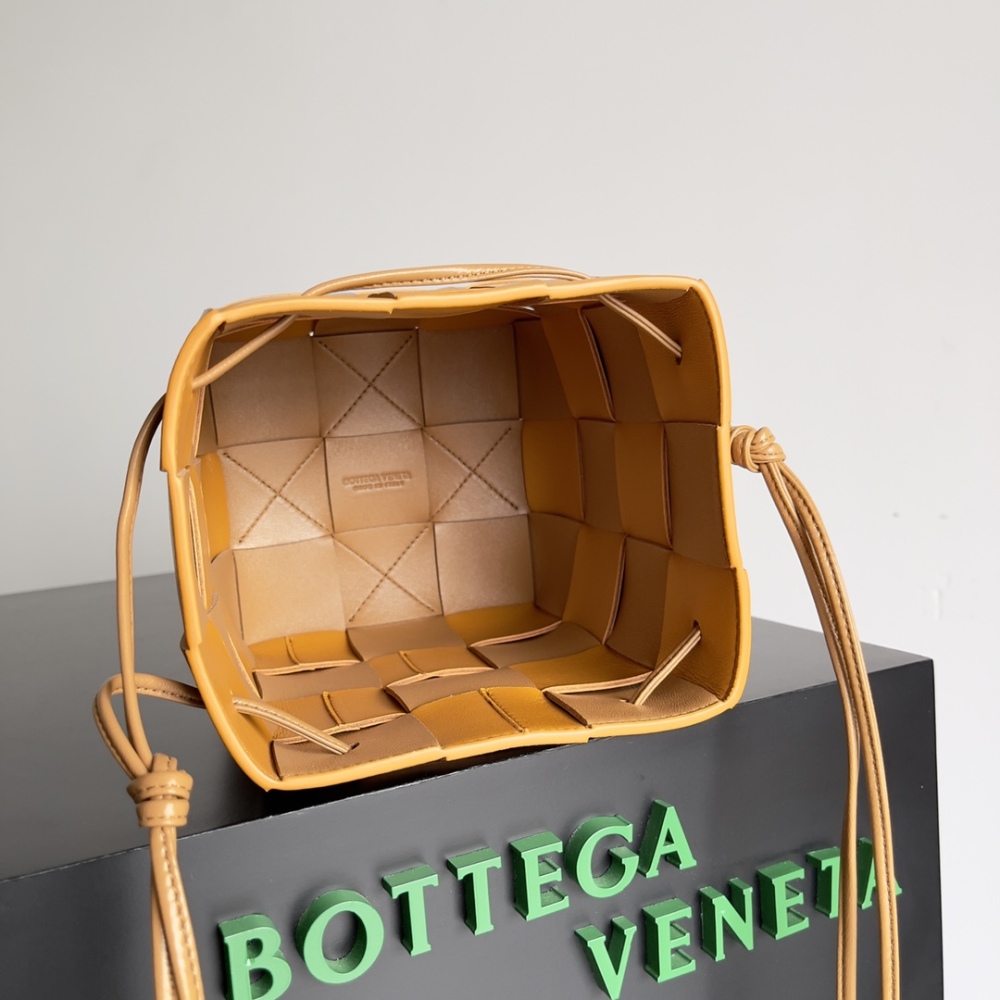 bottega veneta - hand woven large bucket bag