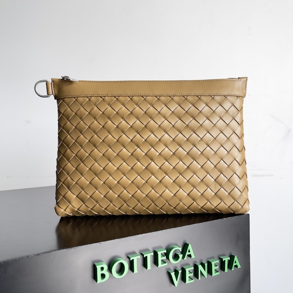 BottegaVeneta's Ploughman's Clutch Turns Into a Stylish Mouth Texture in Seconds!