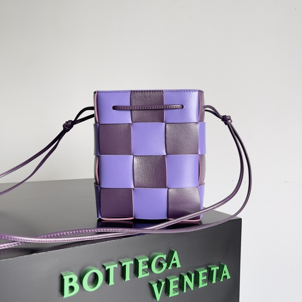bottega veneta - hand woven large bucket bag