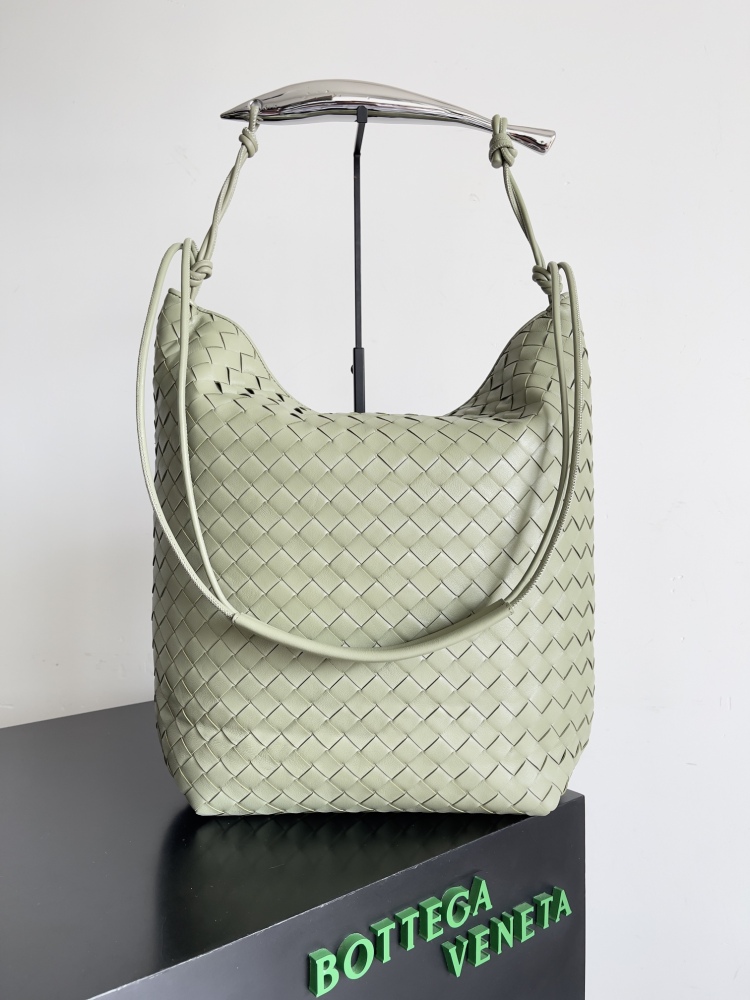 Exquisite craftsmanship to make each handle is unique, handheld shoulder, crossbody a variety of back, fashionable and versatile main a good look,