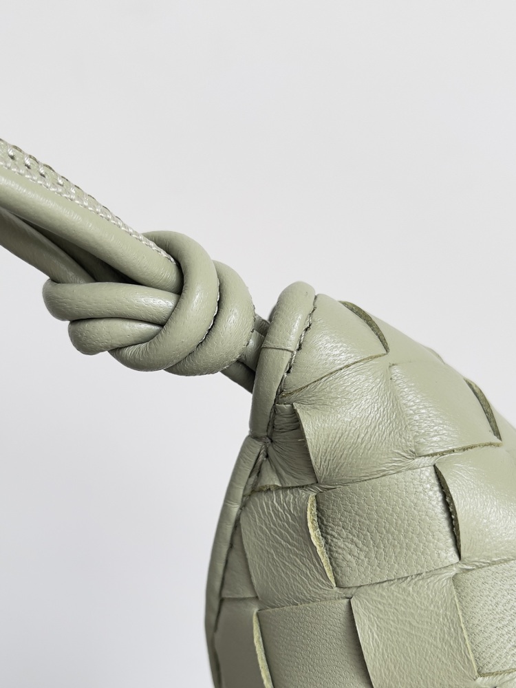 Exquisite craftsmanship to make each handle is unique, handheld shoulder, crossbody a variety of back, fashionable and versatile main a good look,