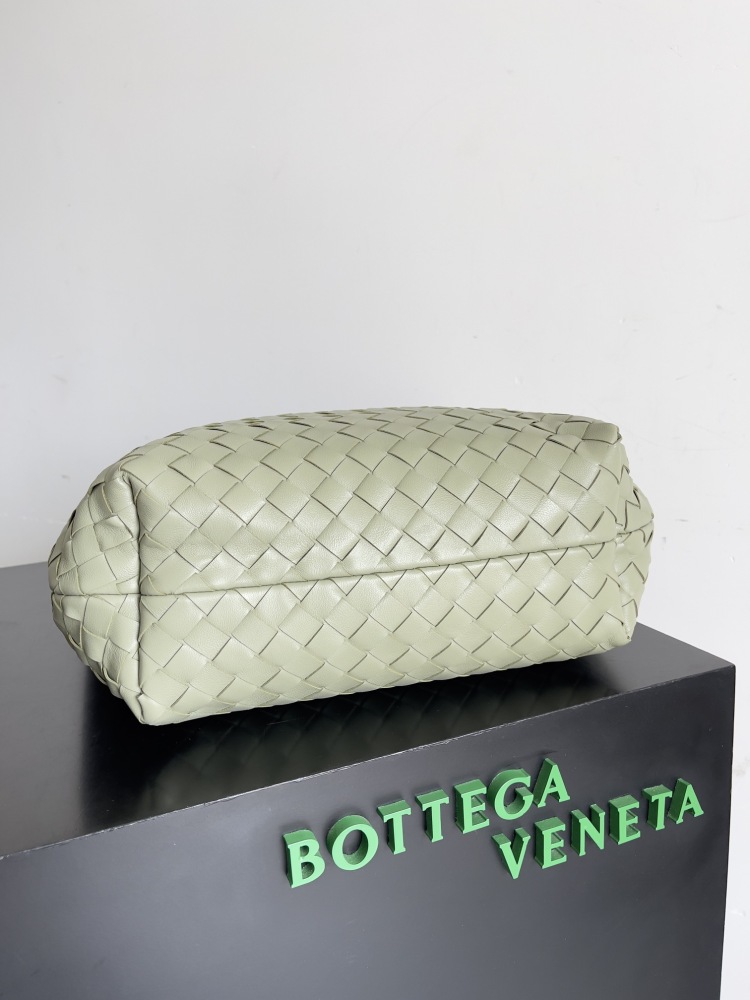 Exquisite craftsmanship to make each handle is unique, handheld shoulder, crossbody a variety of back, fashionable and versatile main a good look,