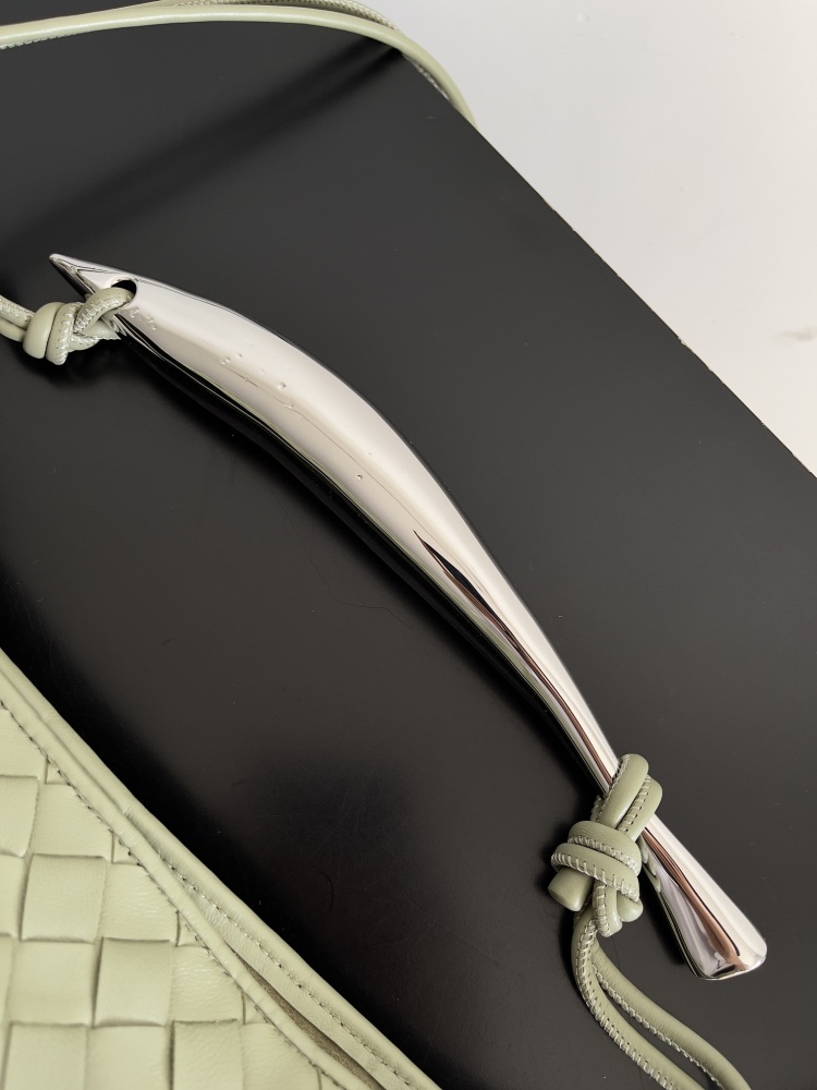 Exquisite craftsmanship to make each handle is unique, handheld shoulder, crossbody a variety of back, fashionable and versatile main a good look,