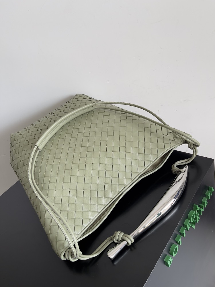 Exquisite craftsmanship to make each handle is unique, handheld shoulder, crossbody a variety of back, fashionable and versatile main a good look,