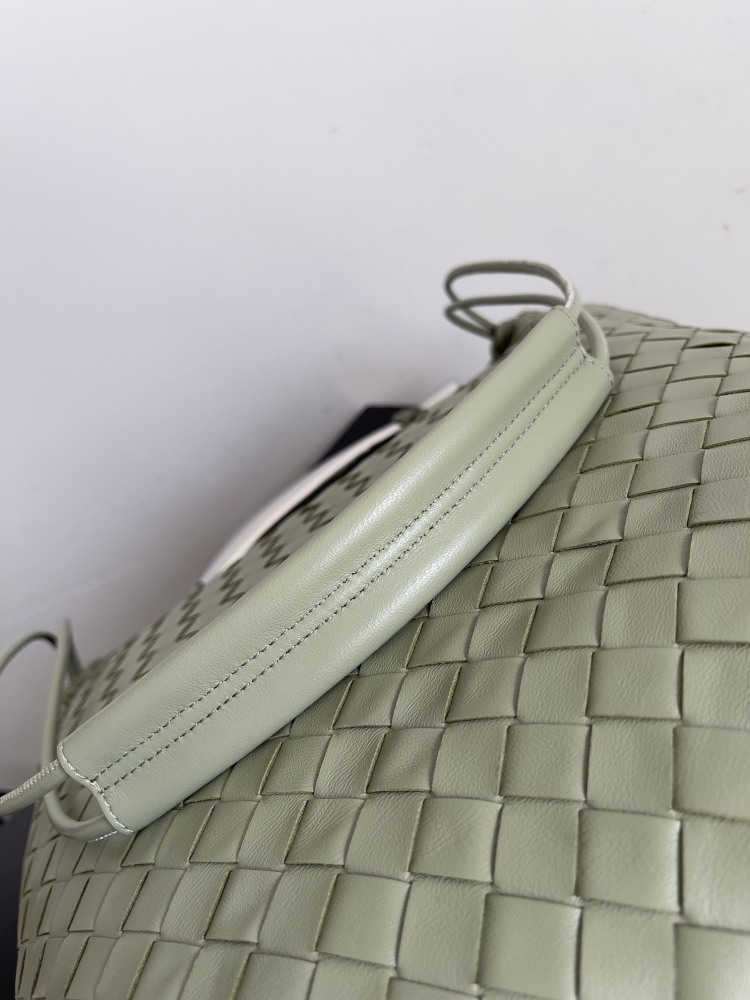 Exquisite craftsmanship to make each handle is unique, handheld shoulder, crossbody a variety of back, fashionable and versatile main a good look,