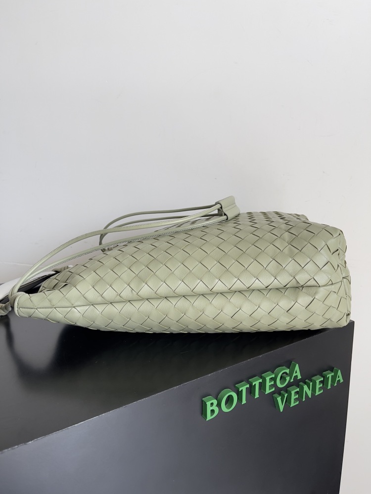 Exquisite craftsmanship to make each handle is unique, handheld shoulder, crossbody a variety of back, fashionable and versatile main a good look,