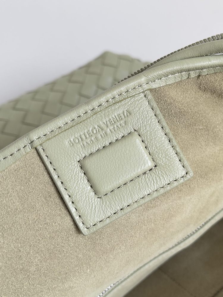 Exquisite craftsmanship to make each handle is unique, handheld shoulder, crossbody a variety of back, fashionable and versatile main a good look,