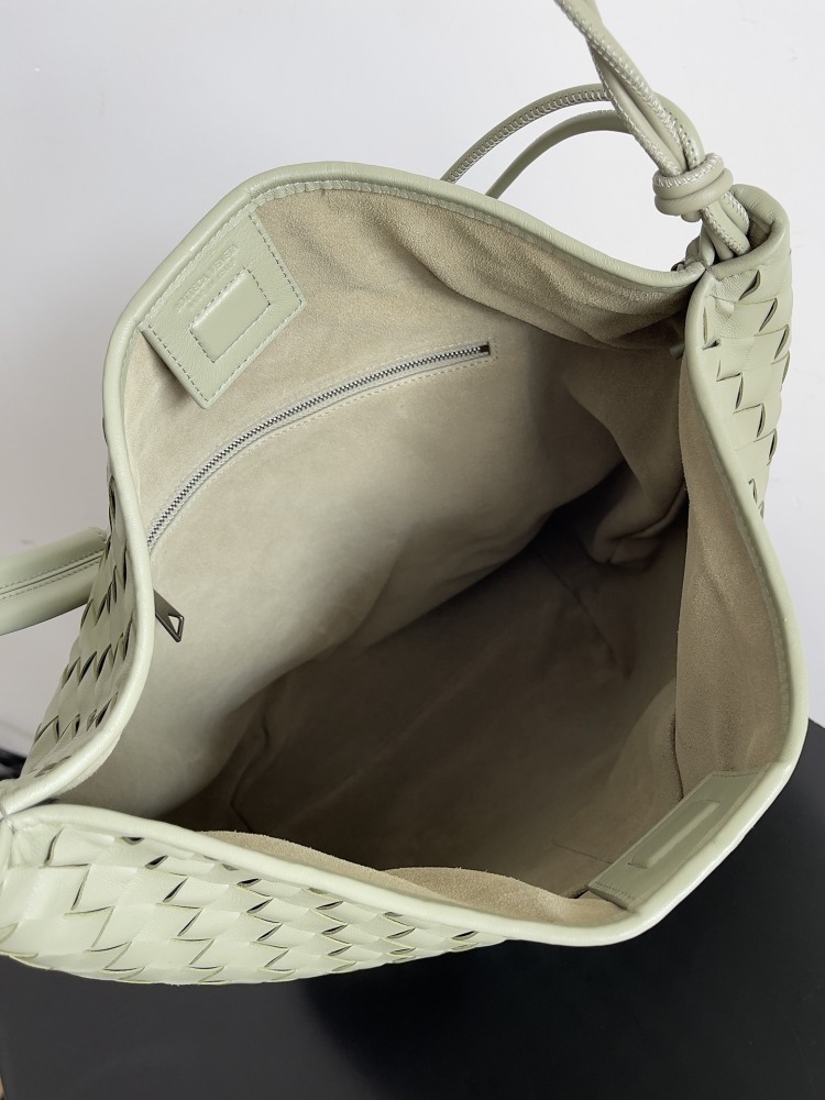 Exquisite craftsmanship to make each handle is unique, handheld shoulder, crossbody a variety of back, fashionable and versatile main a good look,