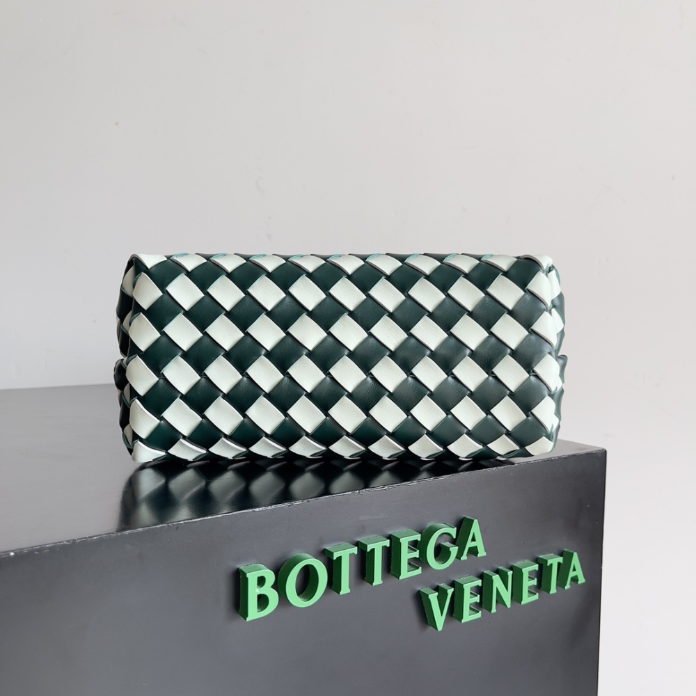 Andiamo woven handbag is really hot all over the world!