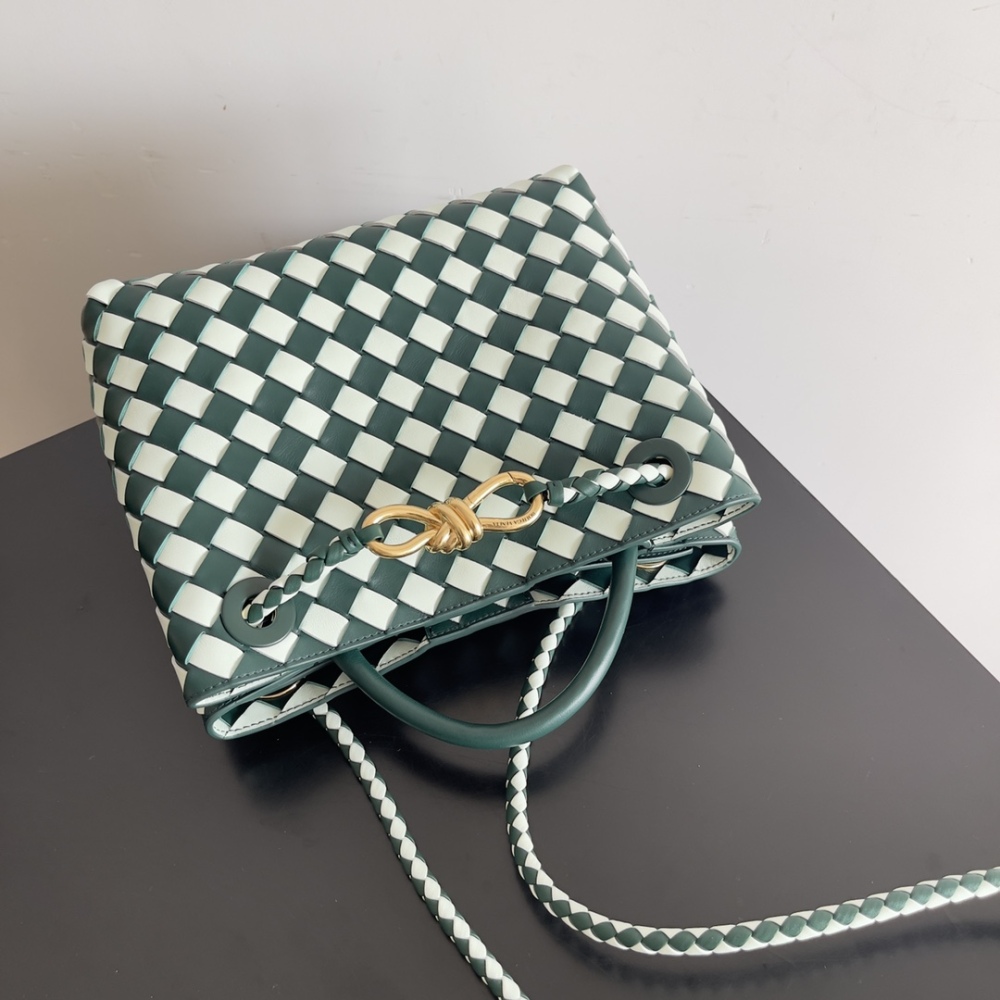 Andiamo woven handbag is really hot all over the world!