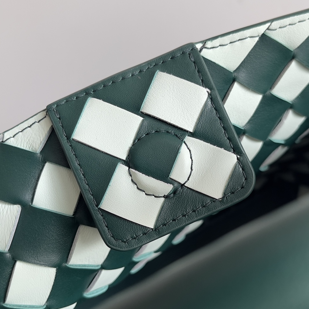 Andiamo woven handbag is really hot all over the world!