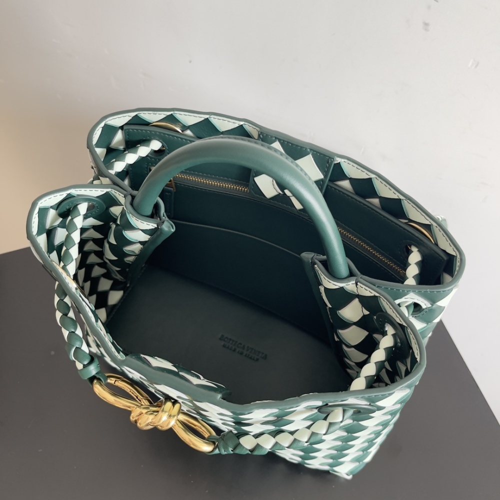 Andiamo woven handbag is really hot all over the world!