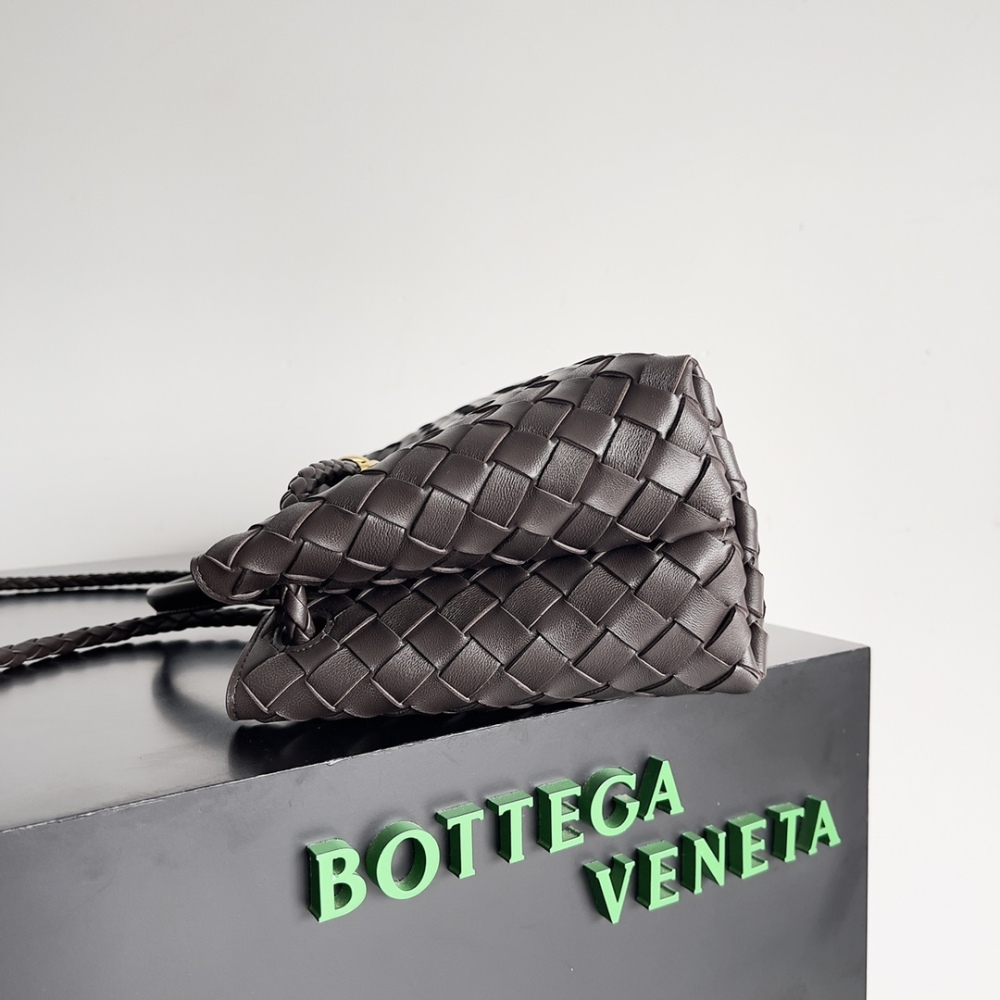 Andiamo woven handbag is really hot all over the world!
