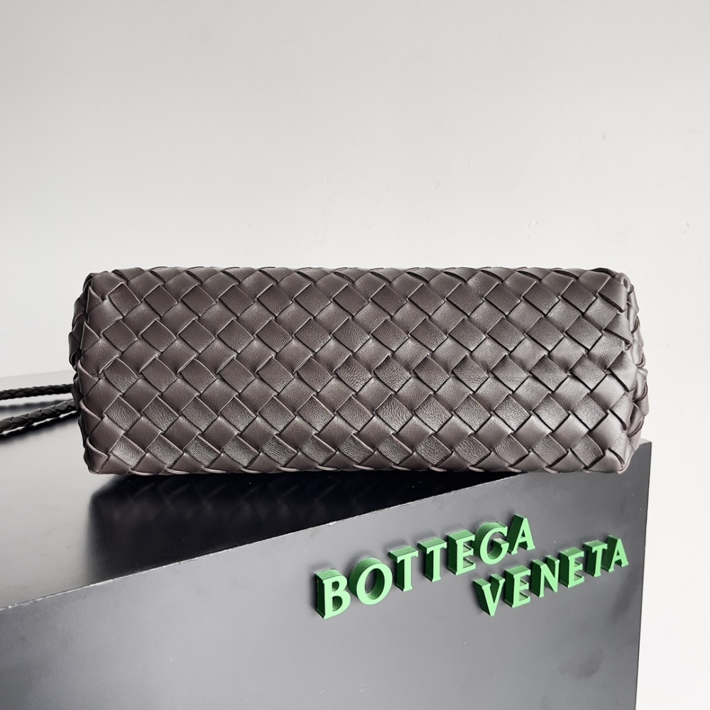 Andiamo woven handbag is really hot all over the world!
