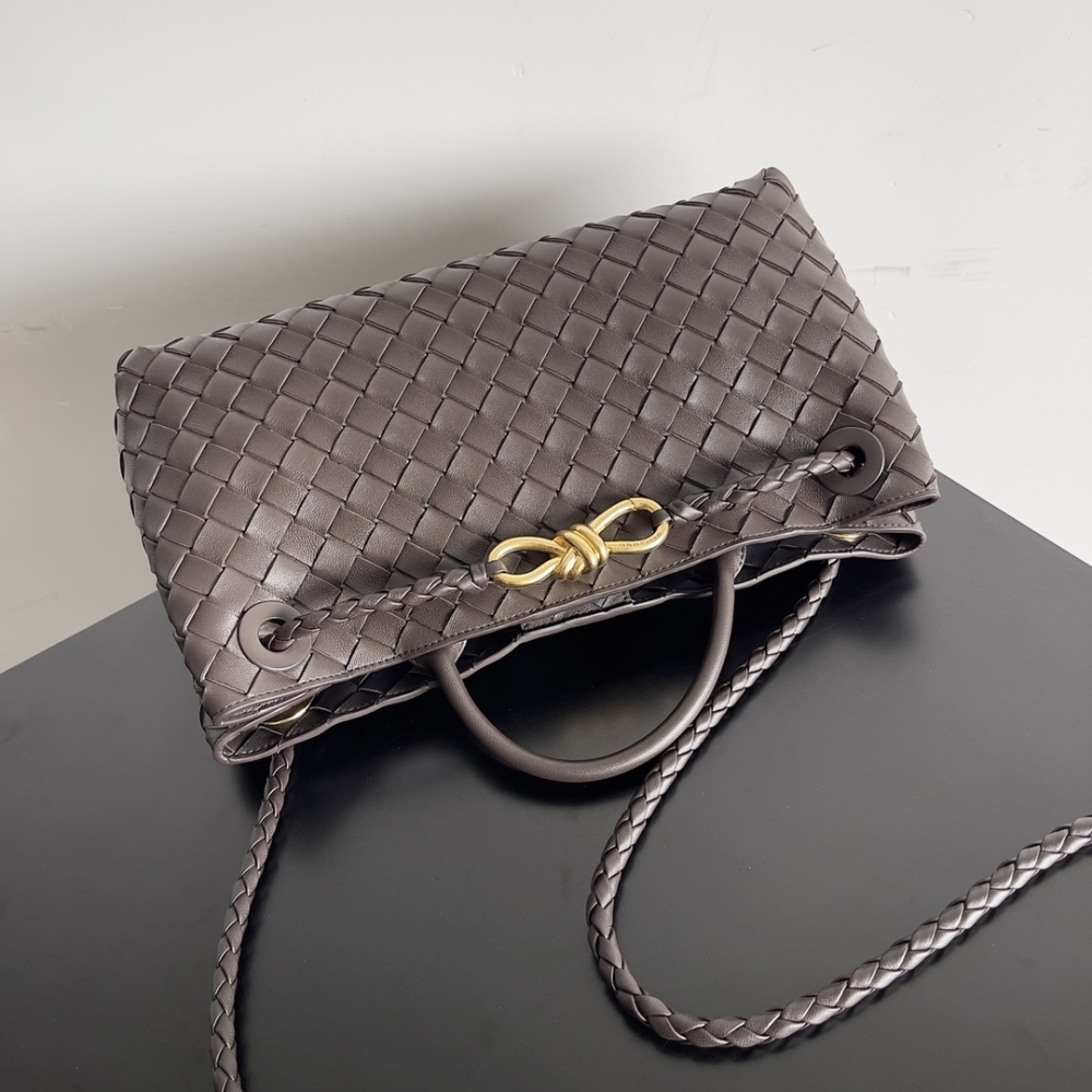 Andiamo woven handbag is really hot all over the world!