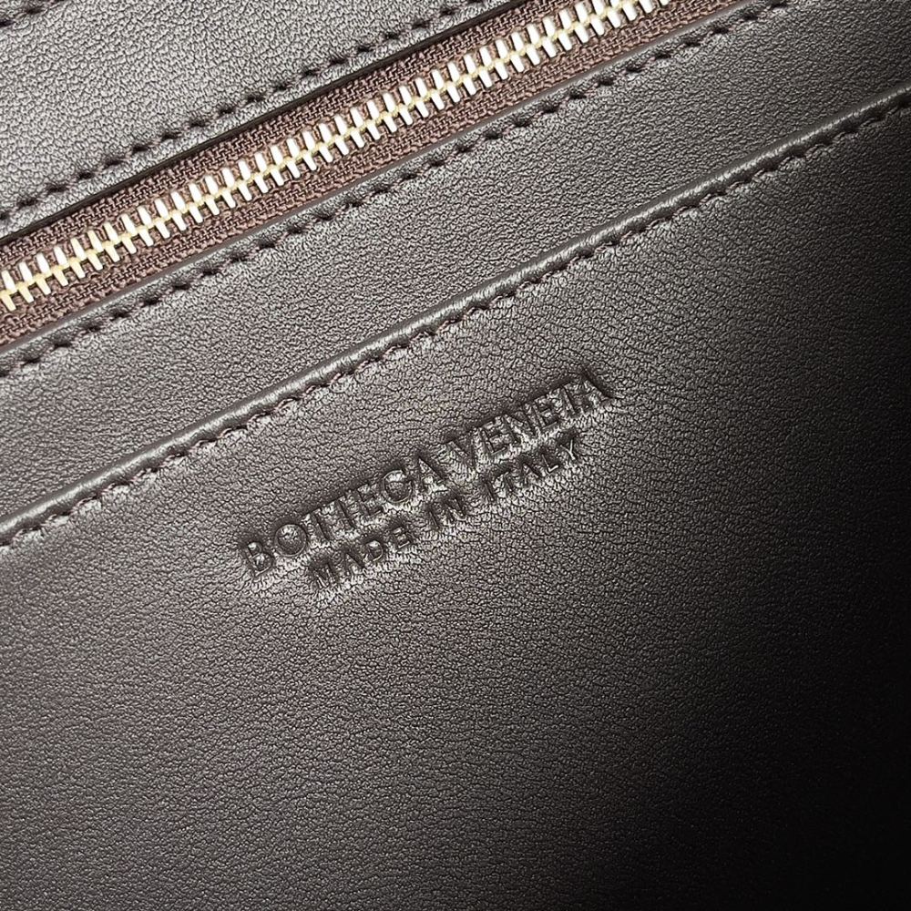 Andiamo woven handbag is really hot all over the world!
