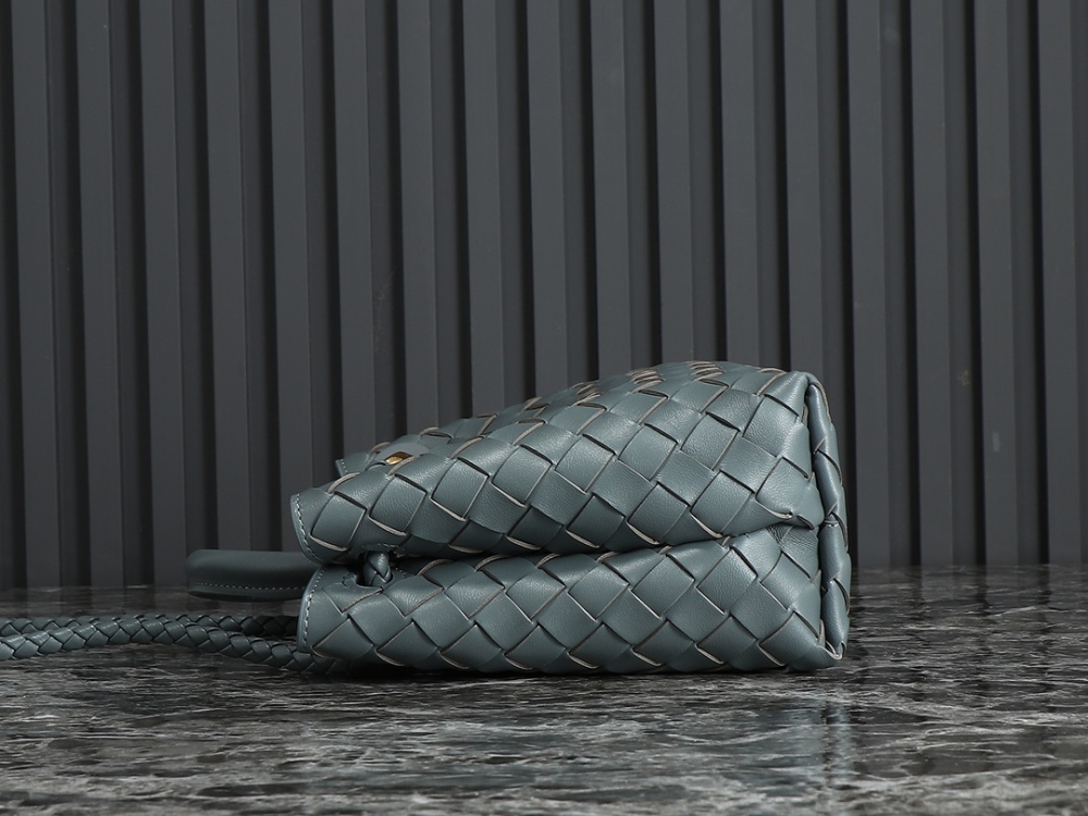 The lightweight body  bag