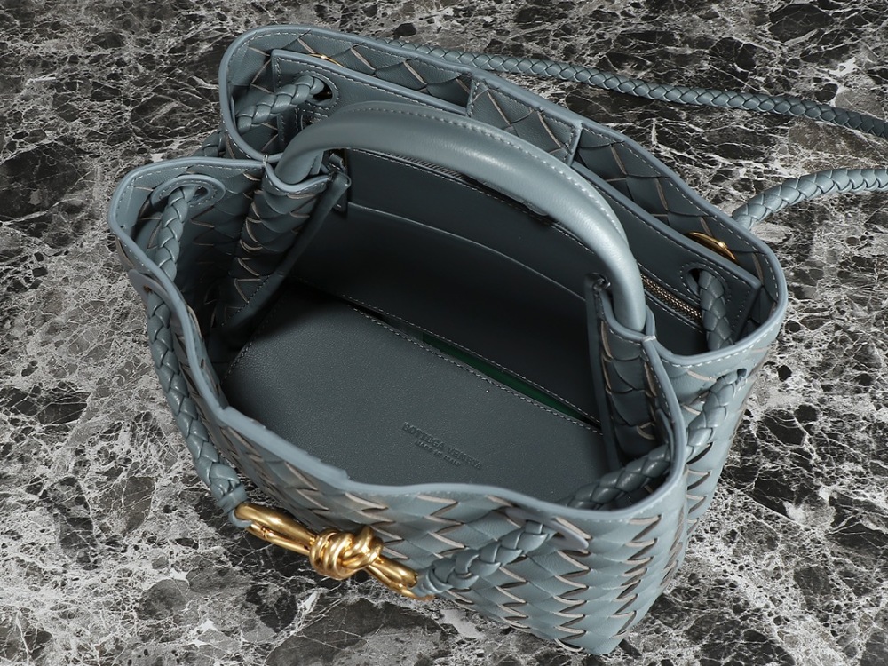 The lightweight body  bag