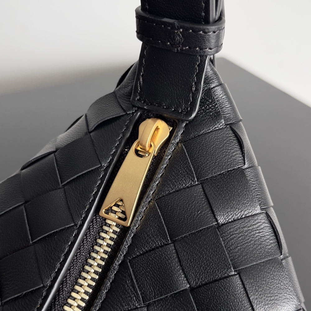 The lightweight body  bag