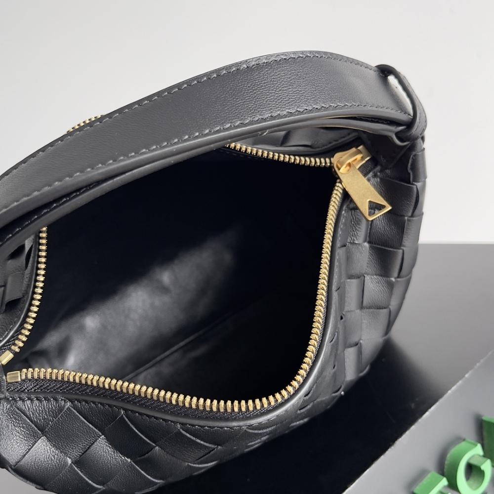 The lightweight body  bag