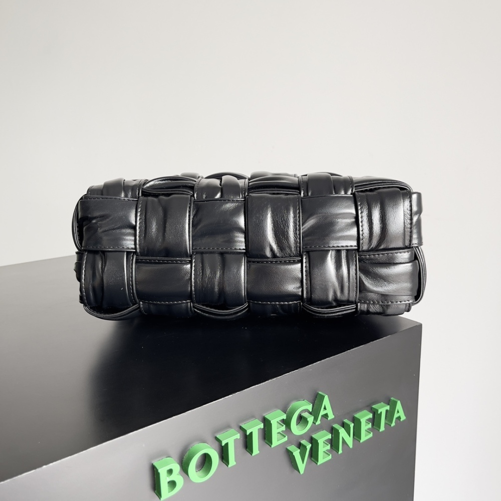 It is very practical for office workers, and the underarm bag with pleated design makes it more youthful and fashionable.