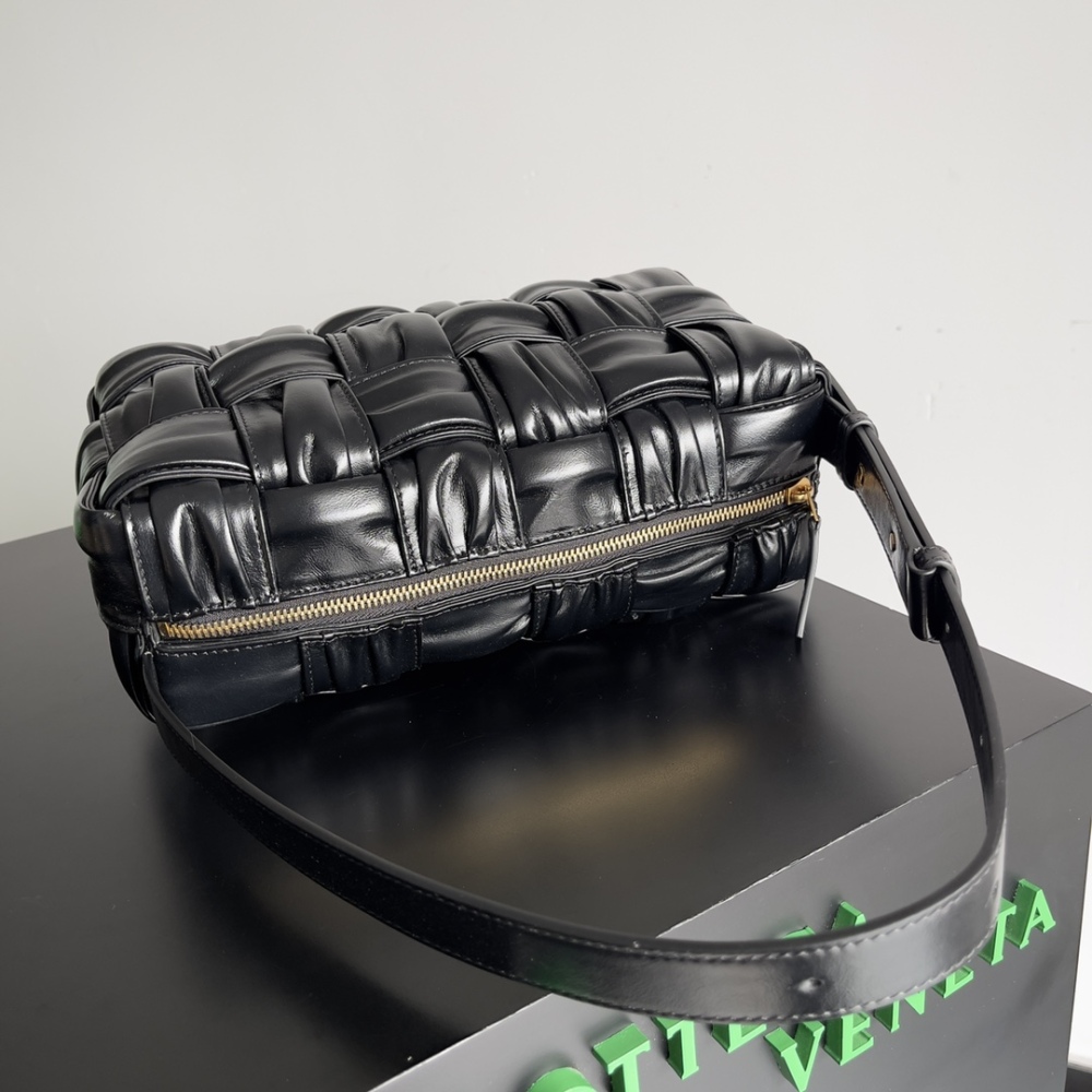 It is very practical for office workers, and the underarm bag with pleated design makes it more youthful and fashionable.