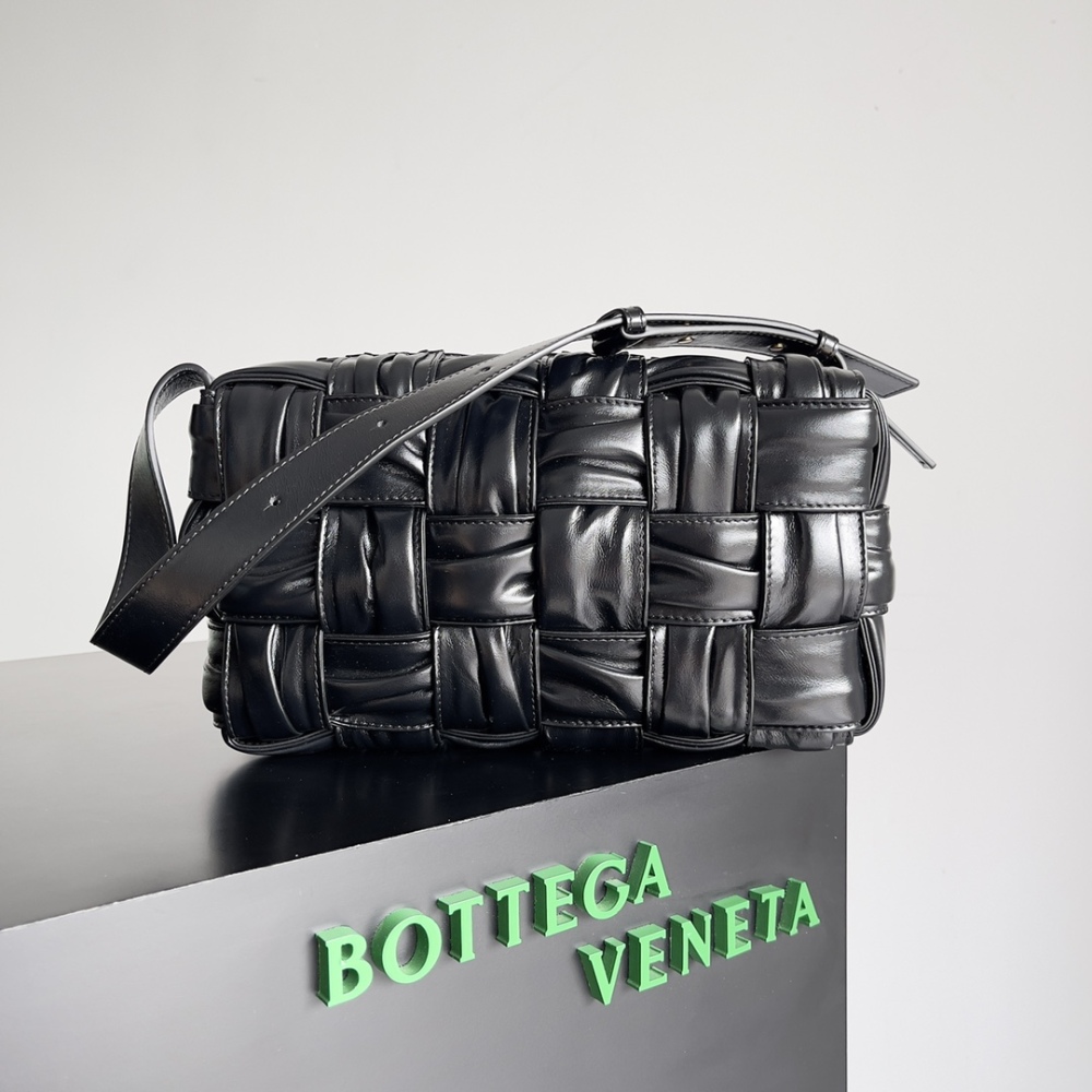 It is very practical for office workers, and the underarm bag with pleated design makes it more youthful and fashionable.