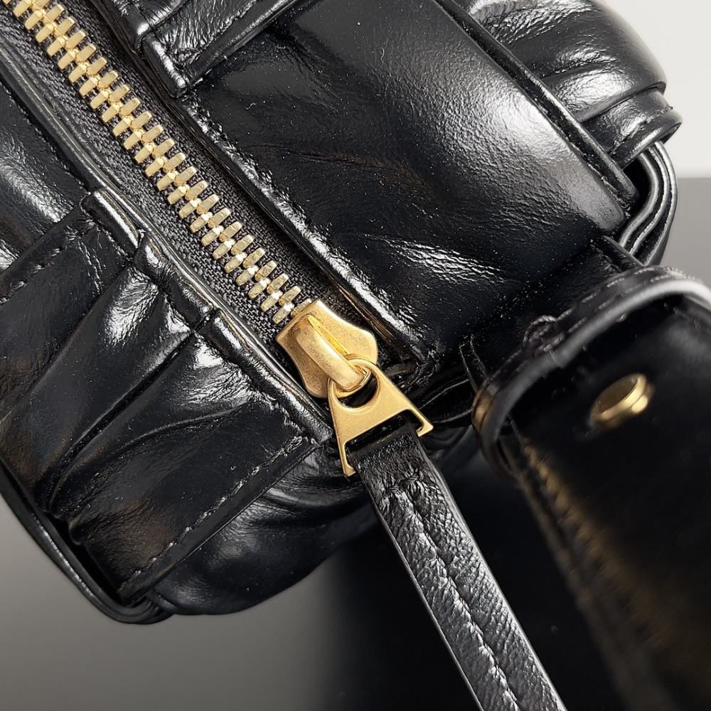 It is very practical for office workers, and the underarm bag with pleated design makes it more youthful and fashionable.