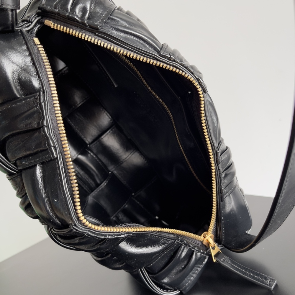 It is very practical for office workers, and the underarm bag with pleated design makes it more youthful and fashionable.