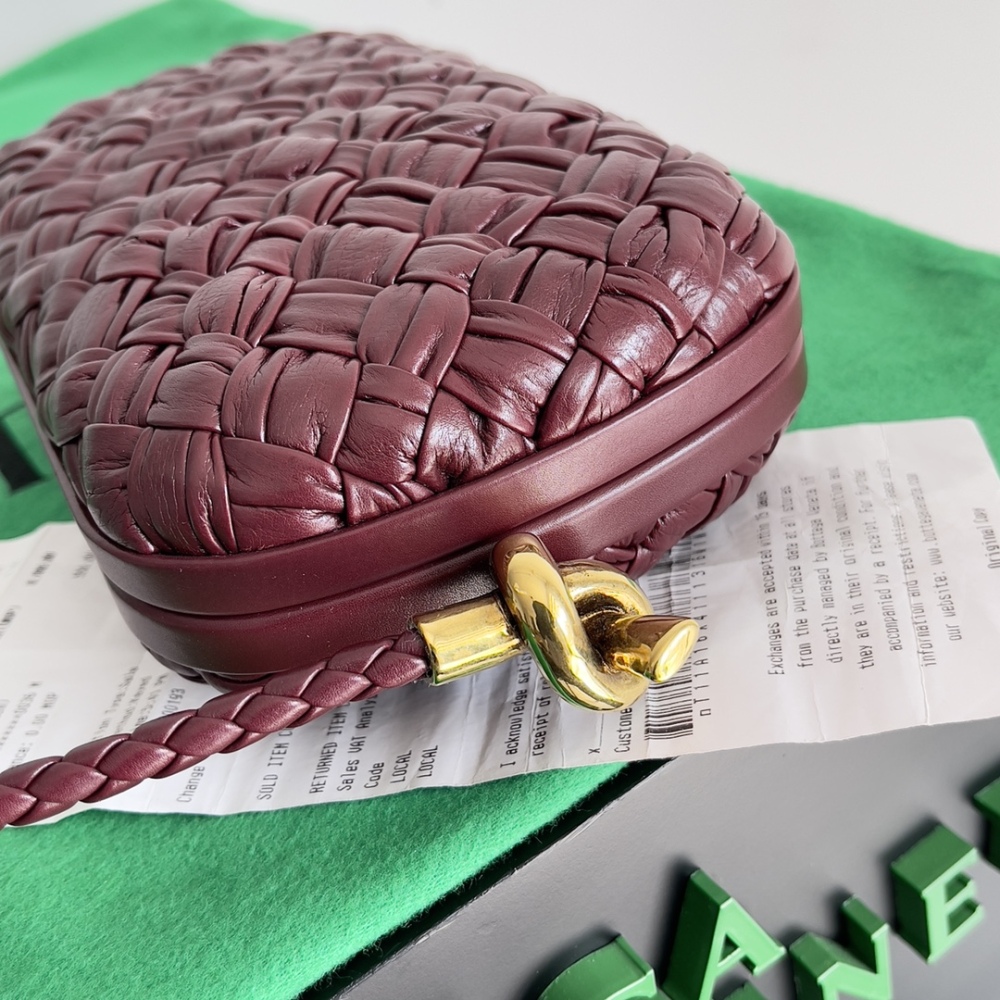 Knot clutch at an event