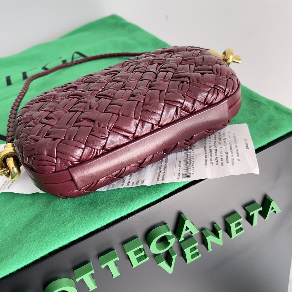 Knot clutch at an event
