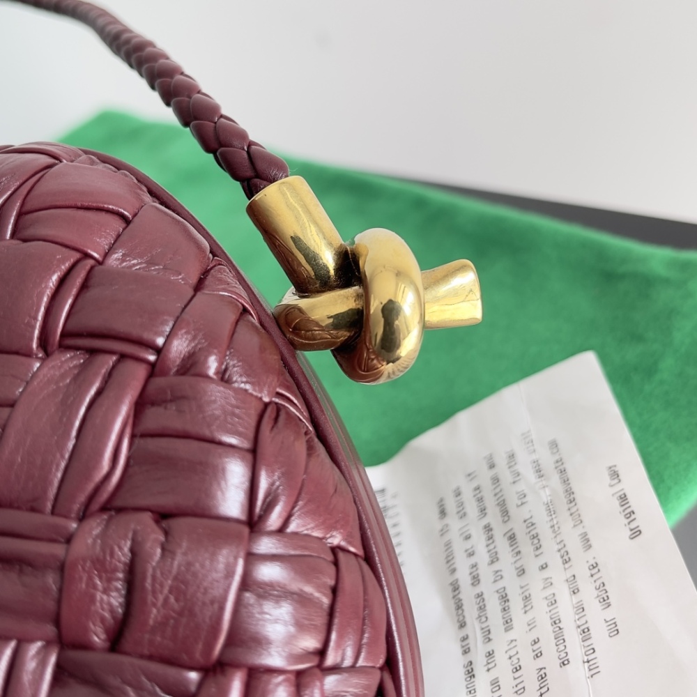 Knot clutch at an event