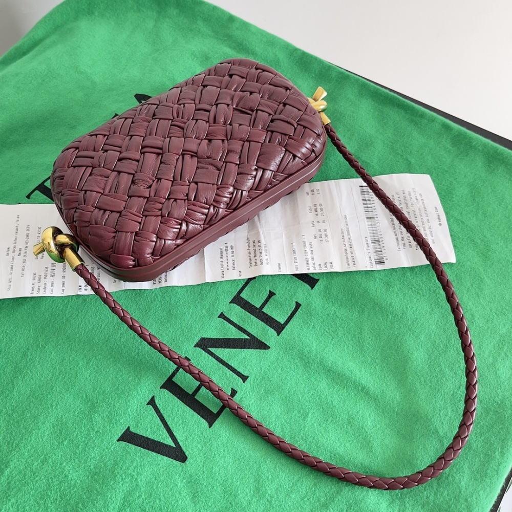 Knot clutch at an event