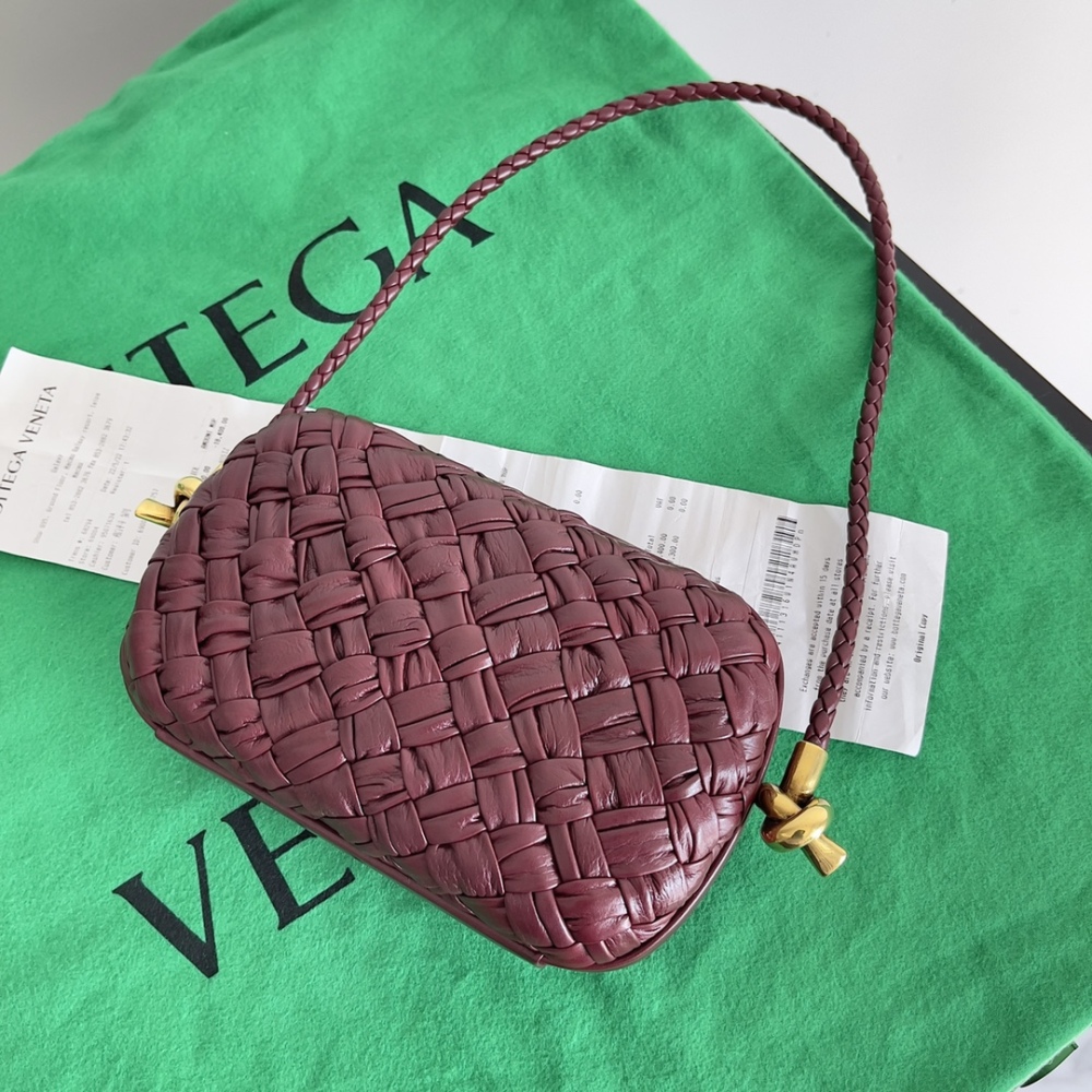 Knot clutch at an event