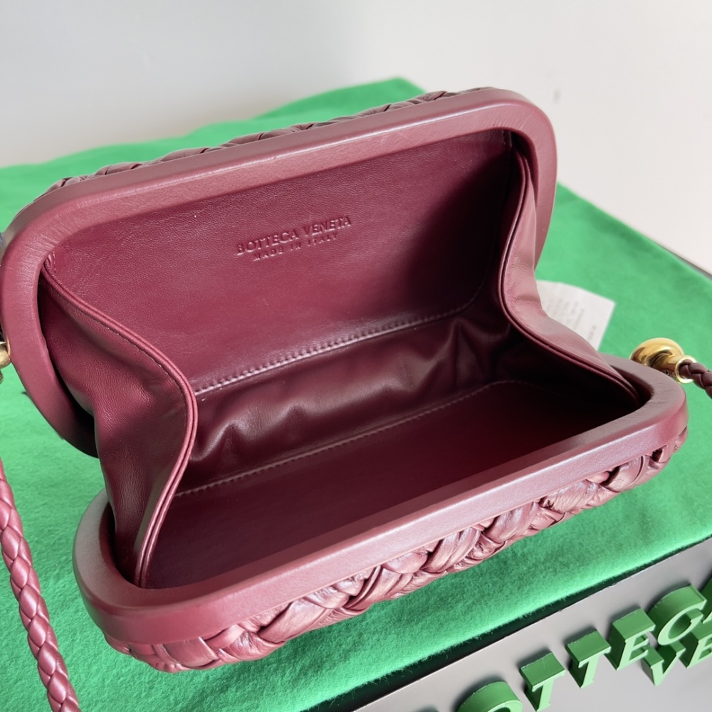 Knot clutch at an event